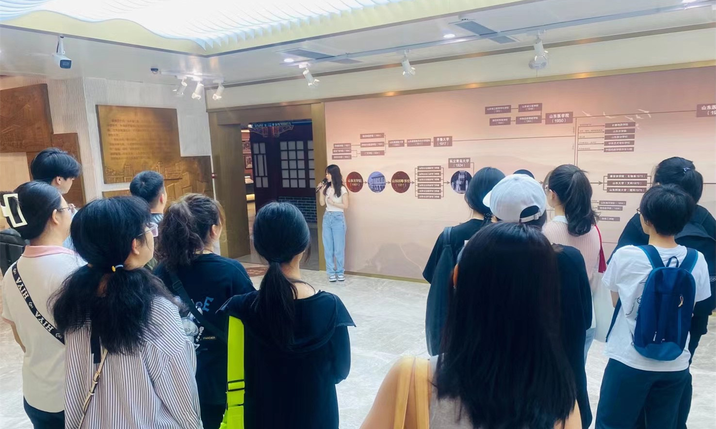 参观山东大学校史馆